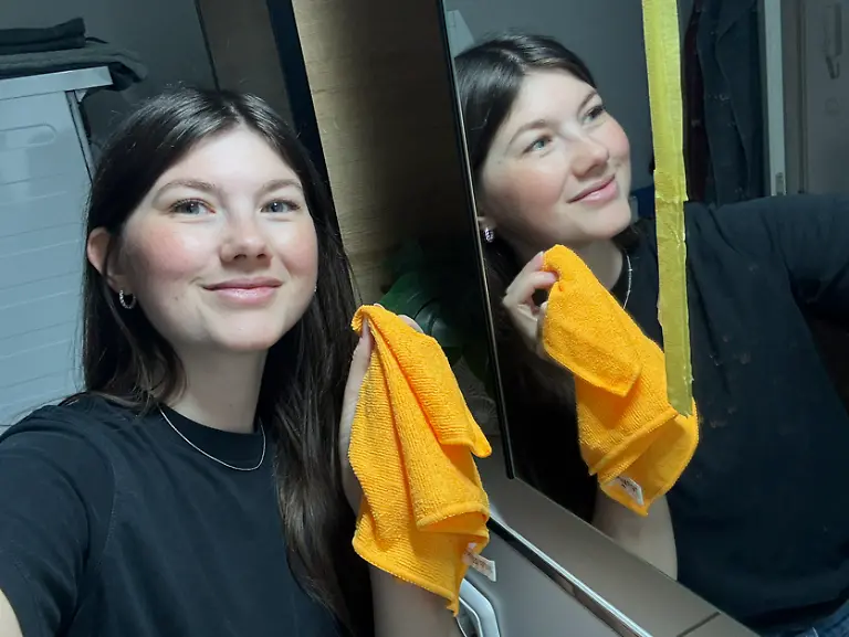 Autorin Isabella Campanelli mit Mikrofasertüchern